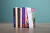 Die Cover der sechs Bücher der Shortlist für den Deutschen Buchpreis 2022: Fatma Aydemir („Dschinns“, l-r), Kristine Bilkau („Nebenan“), Daniela Dröscher („Lügen über meine Mutter“), Jan Faktor („Trottel“), Kim de l'Horizon („Blutbuch“) und Eckhart Nickel („Spitzweg“).