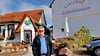 Peter Schondelmaier steht vor seinem Gasthof in Oschersleben, den er selbst aufgebaut hat. Nun sieht sich der 62-Jährige gezwungen, den gastronomischen Betrieb vorerst einzustellen. Auch Veranstaltungen gehören bald  der Vergangenheit an.