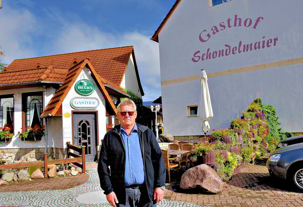Peter Schondelmaier steht vor seinem Gasthof in Oschersleben, den er selbst aufgebaut hat. Nun sieht sich der 62-Jährige gezwungen, den gastronomischen Betrieb vorerst einzustellen. Auch Veranstaltungen gehören bald der Vergangenheit an.