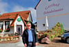 Peter Schondelmaier steht vor seinem Gasthof in Oschersleben, den er selbst aufgebaut hat. Nun sieht sich der 62-Jährige gezwungen, den gastronomischen Betrieb vorerst einzustellen. Auch Veranstaltungen gehören bald  der Vergangenheit an.