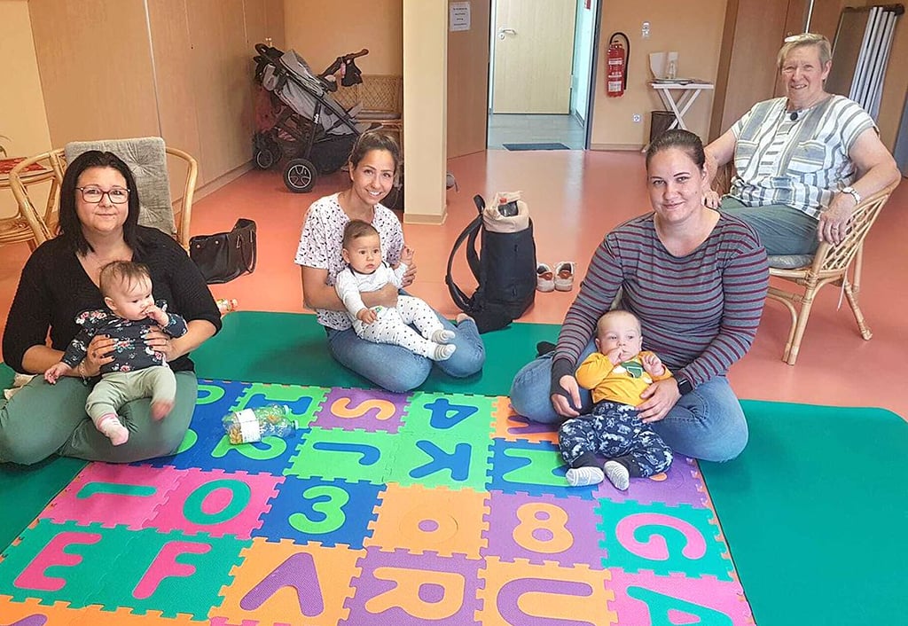 Am ersten „Liba"-Babytreff mit Hannelore Henning (rechts) haben drei Mütter mit ihren Kindern teilgenommen.