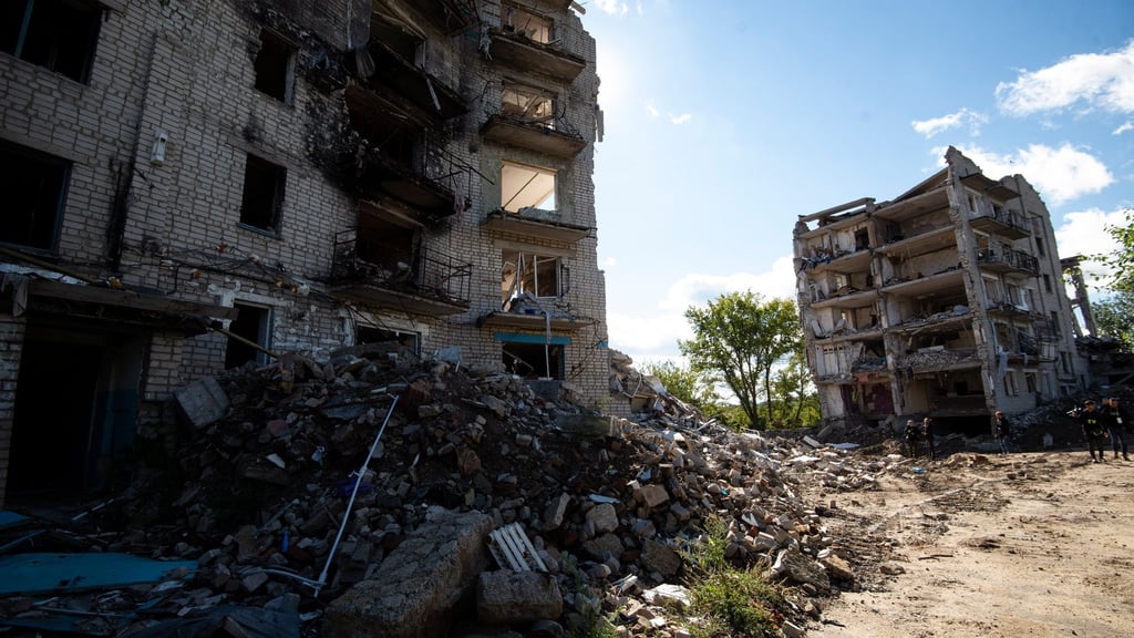Zerstörte Gebäude stehen in der Stadt Isjum in der Region Charkiw.
