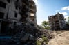 Zerstörte Gebäude stehen in der Stadt Isjum in der Region Charkiw.