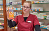 Jennifer Wrede von der Löwen-Apotheke in Stendal zeigt eine Packung Nurofen. Das Schmerzmittel für Kinder wird knapp.