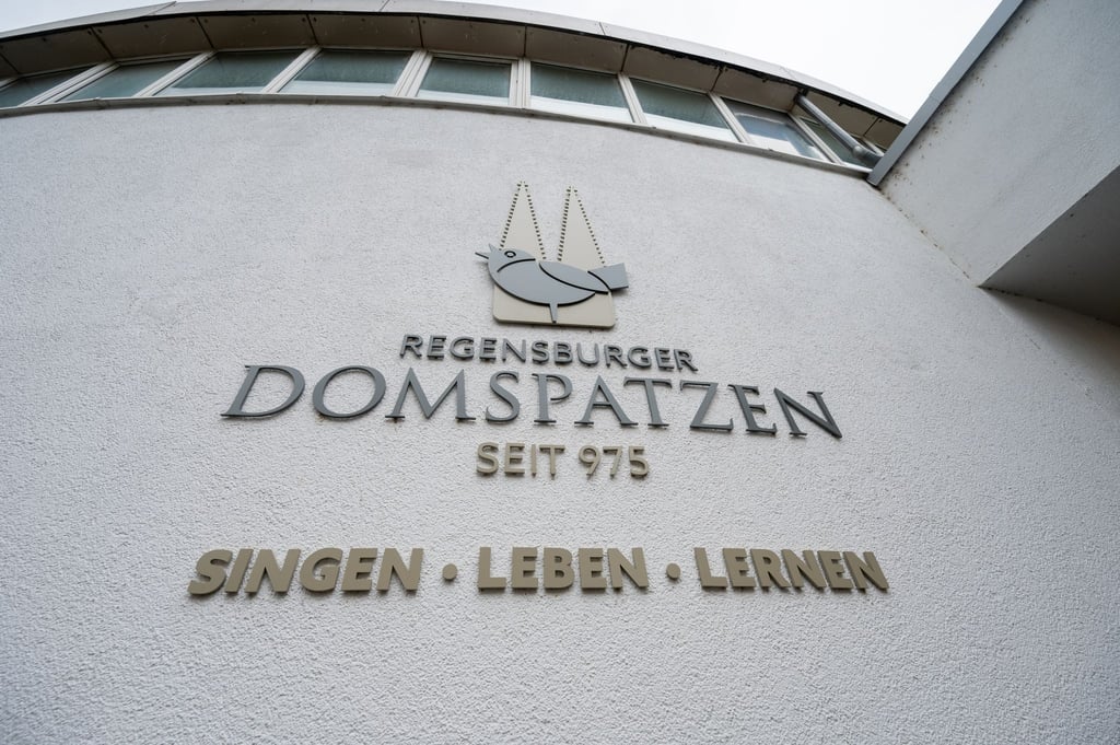 Der Schriftzug der Regensburger Domspatzen am Schulgebäude: Erstmals in der mehr als 1000-jährigen Geschichte der Regensburger Domspatzen können nun auch Mädchen das Gymnasium samt Internat besuchen.