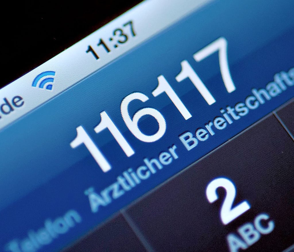 116 117 - Mit dieser Rufnummer gibt es eine medizinische Versorgung von Bereitschaftsärzten auch in der Nacht.