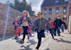Die Schüler der Freien Grundschule Mutig dürfen in Plötzkau die neue Hertlingsgasse hinunterrennen.
