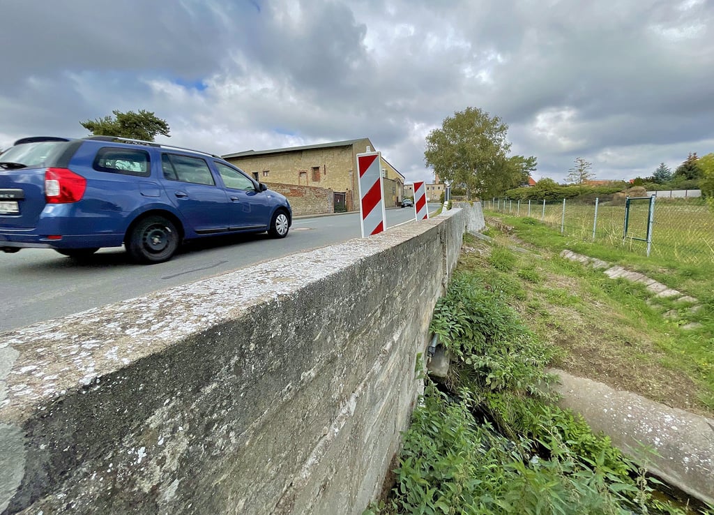 Der Durchlass an der Kreisstraße 1293 in Biere weist erhebliche Mängel auf. Er und drei weitere Straßen- bzw. Brücken im Salzlandkreis können dank freigewordener Mittel instandgesetzt werden.