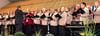 Der Männerchor Harmonie hatte zum Chortreffen Verstärkung durch den Männerchor Seehausen (rote Jacketts) erhalten. Beide Chöre werden vom Chorleiter Sven Peuker geführt.