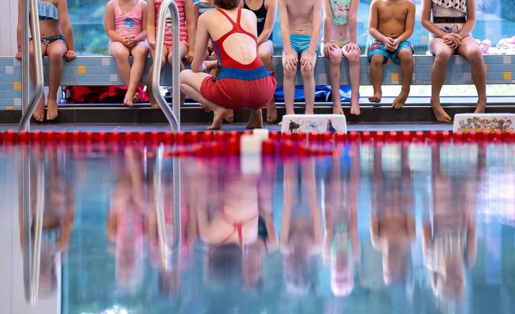 Kinder bei einem Schwimmkurs.