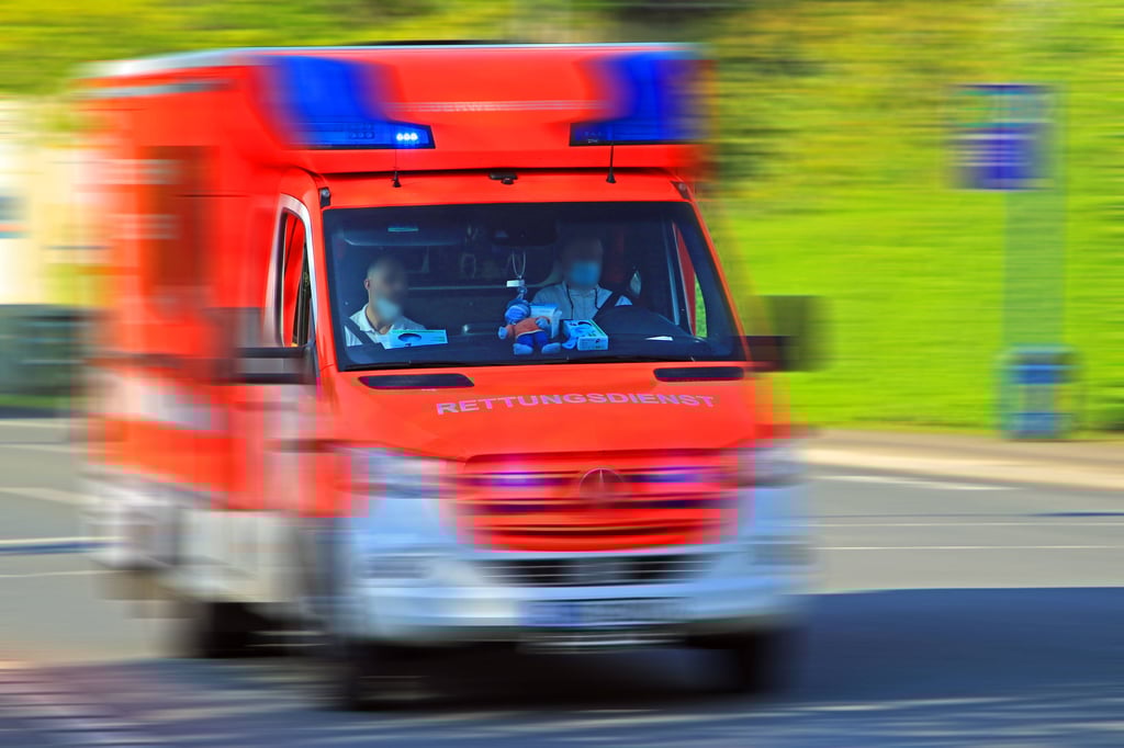 Bei einem Unfall auf der B100 in Bitterfeld ist eine 83 Jahre alte Frau schwer verletzt worden.