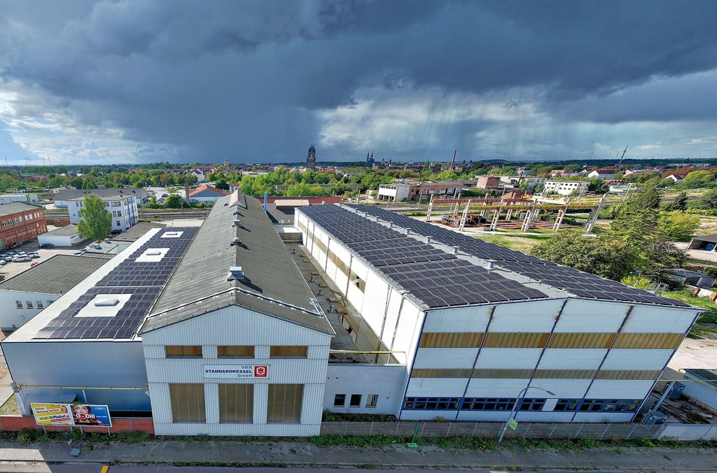 VKK Standardkessel will mit Solarstrom rund ein Drittel seines Stromverbrauchs decken, bei wolkigem Himmel klappt das leider nicht.