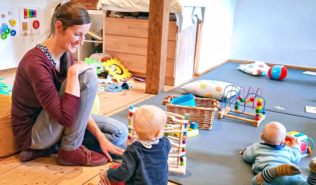 Anne Bürger spielt mit ihrem Sohn im neuen Familienzentrum, das die Stadt Quedlinburg im Grünhagenhaus am Markt 2 eingerichtet hat.