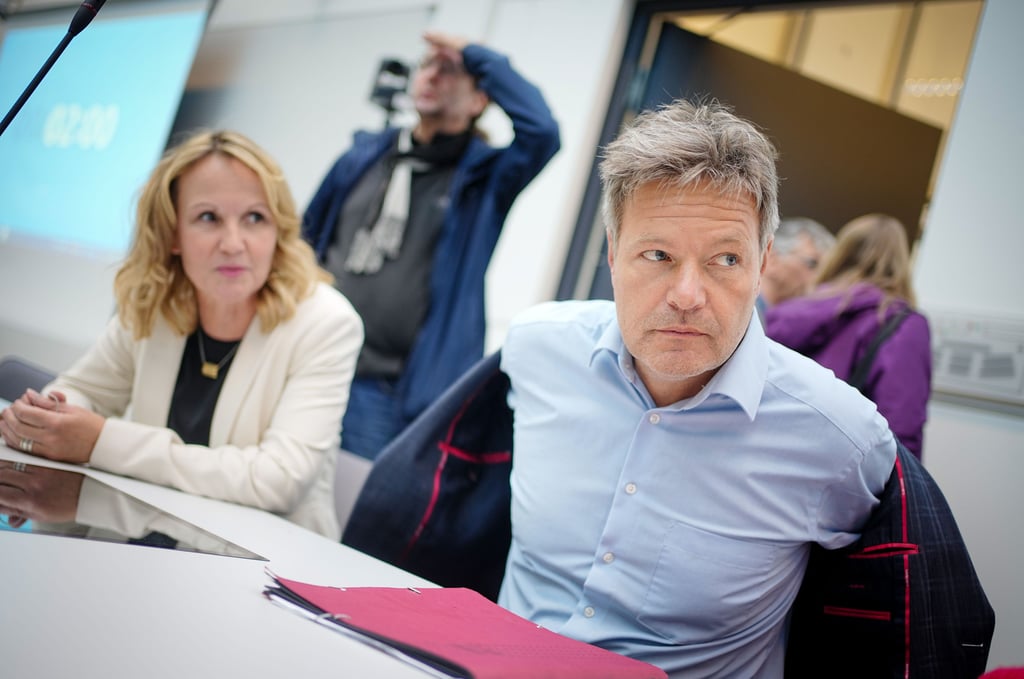 Jetzt aber ran! Früher waren die Grünen und die SPD nicht so zimperlich, wenn es um Verstaatlichung ging: Robert Habeck und Manuela Schwesig (SPD) in Lubmin, wo ein LNG-Terminal ensteht.