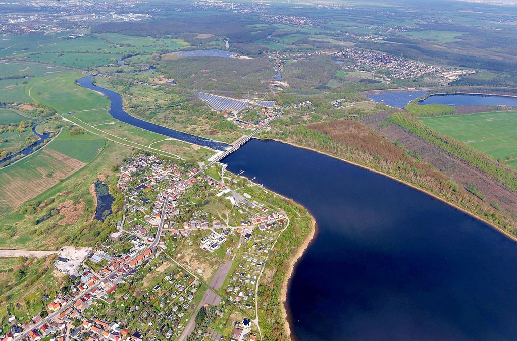 Die Gemeinde Muldestausee von oben: Deutlich sichtb ar sind Seen, Grünflächen, Baumbestand sowie größere Photovoltaikanlagen.