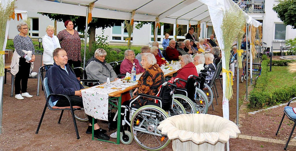 Zum Erntedankfest, der mit einem Gottesdienst begann, haben die Senioren des Hauses an einer festlich dekorierten Tafel im Freien Platz genommen.