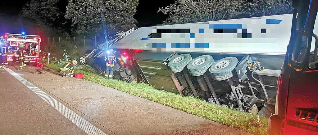 Kurz hinter der Anschluss-Stelle Eilsleben/Uhrsleben der Autobahn 2 in Fahrtrichtung Berlin verunglückte in der Nacht ein mit Frischfleisch beladener Kühl-Laster. Der Fahrer war eingeschlagen.