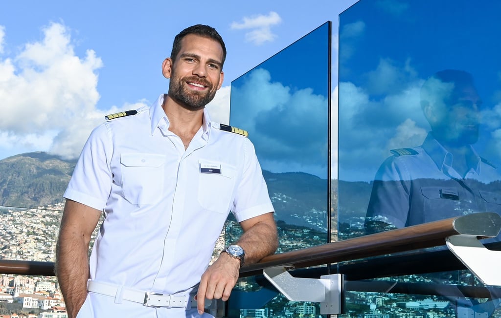 Der Schauspieler Moritz Otto als Schiffsarzt Doktor Eric Leonard an Bord des Kreuzfahrtschiffs „Mein Schiff 3“.