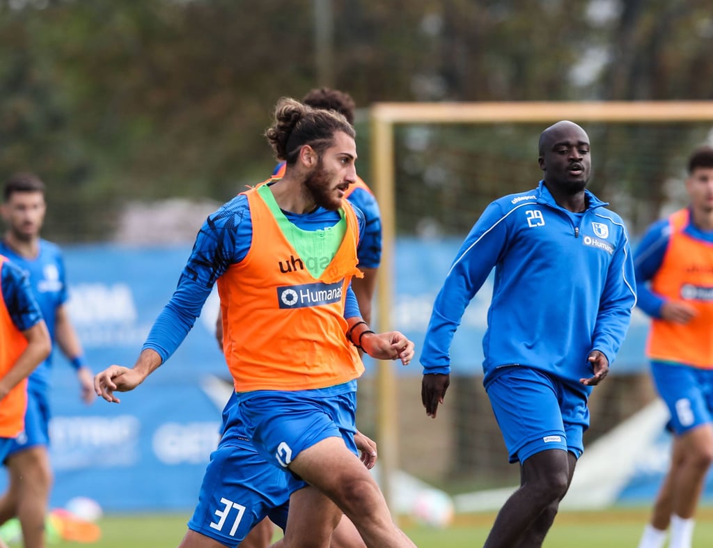 In den Trainingseinheiten investiert Belal Halbouni (links) viel. Dennoch ist er bislang außen vor.