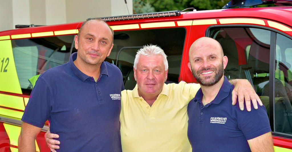 Thomas Bidmon (Mitte) mit seinen beiden Lebensrettern Tobias Berger (links) und Marcus Hillegeist von der Feuerwehr Biendorf/Wohlsdorf.