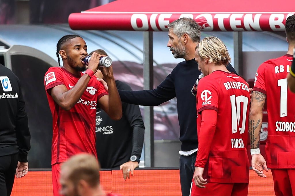 RB-Trainer Marco Rose mit seinen Nationalspielern Christopher Nkunku (l.) und Emil Forsberg (r.).