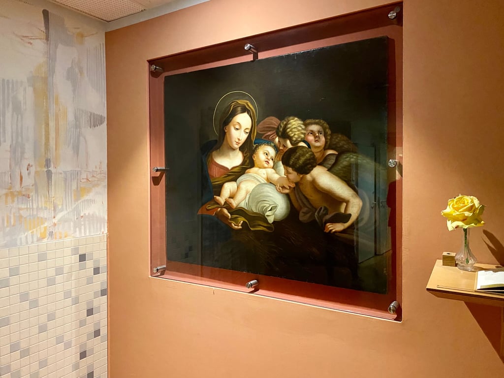Warme Erdtöne, sonnige Farben und göttliche Kunst: ein Krankenhaus wird zur „himmlischen Stadt“.