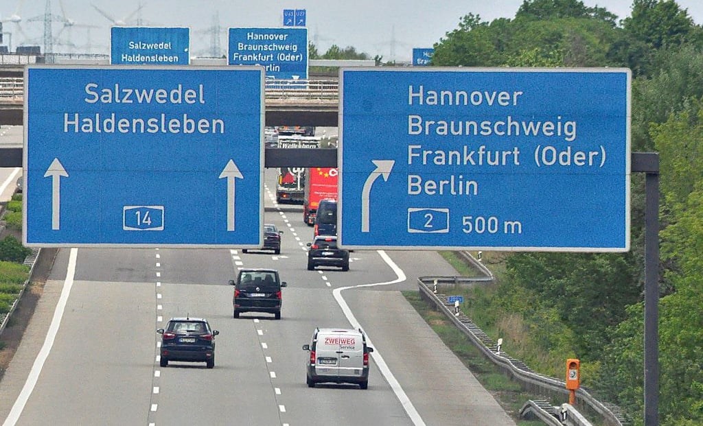 Mehr Wald wie hier entlang der A14 am Magdeburger Kreuz könnte den Lärm etwas eindämmen. Doch er wäre teuer.