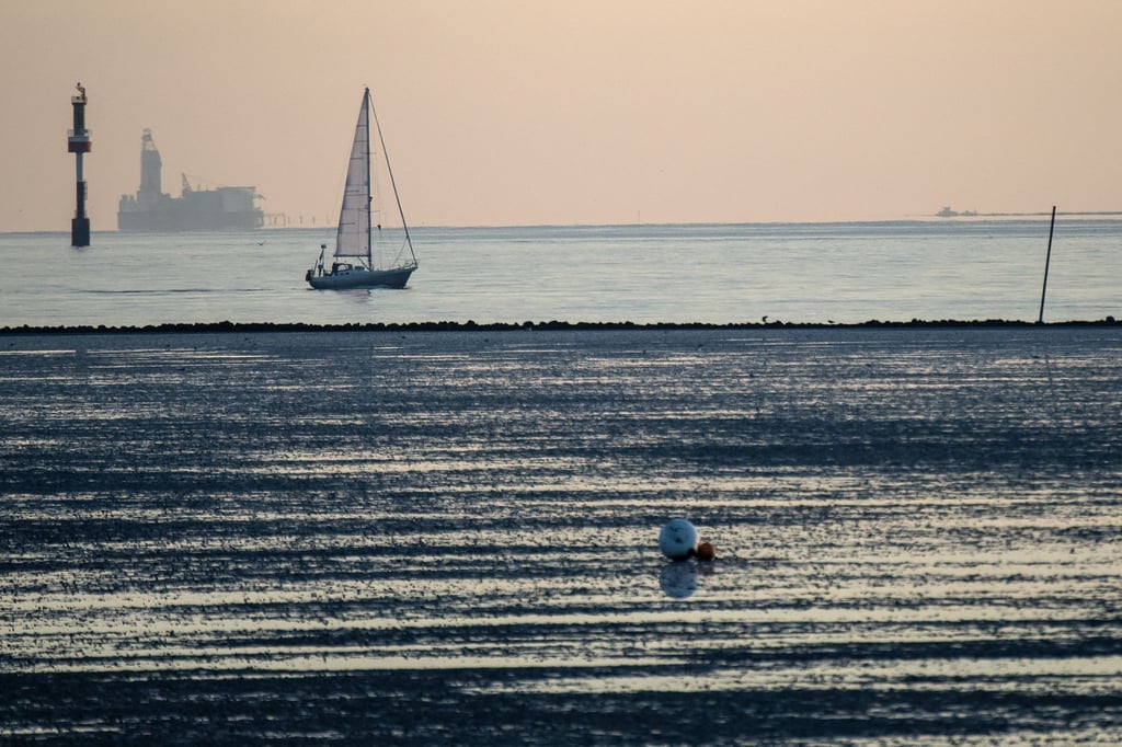 Ein Segelschiff ist am frühen Morgen auf der Nordsee unterwegs.
