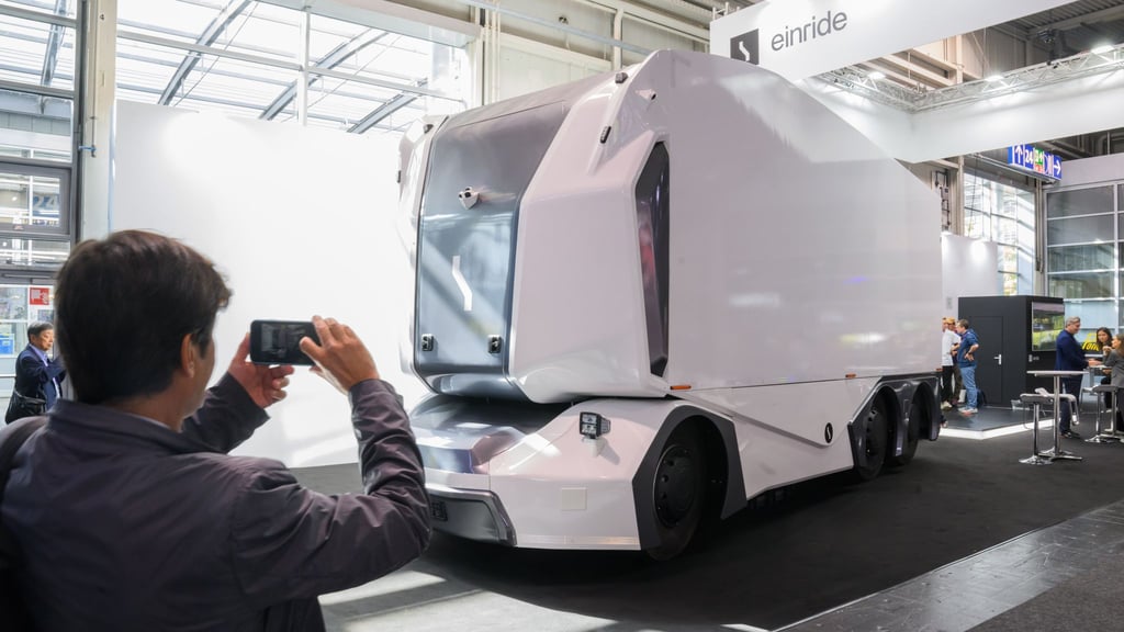 Ein autonom fahrender Elektro-LKW steht auf der Internationalen Automobil-Ausstellung IAA Transportation am Stand von Einride.