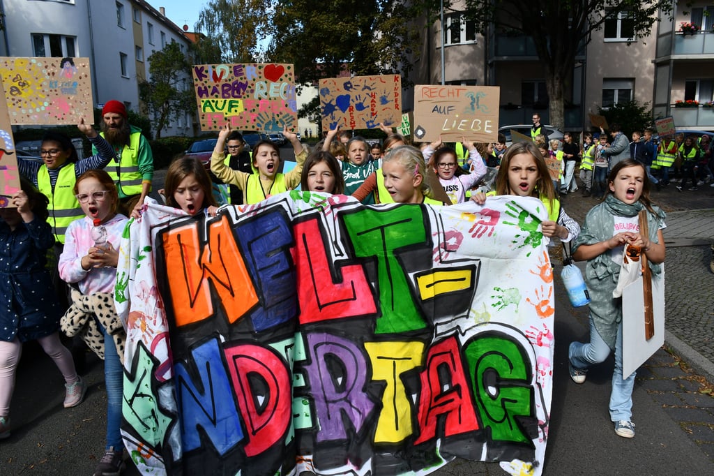 In Magdeburg-Stadtfeld gehen Kinder für eine Demo auf die Straße.