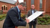 Oberbürgermeister Steffen Amme unterzeichnet die Charta Friedhofskultur. 