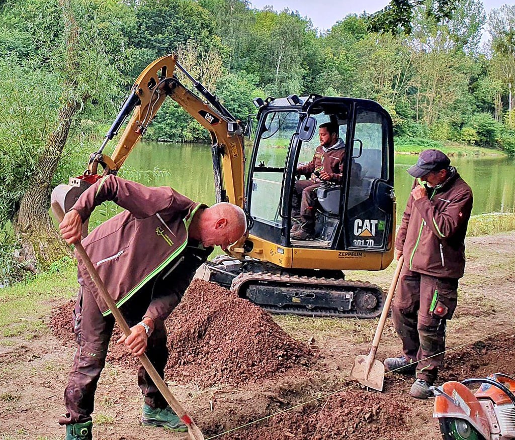 Henning Bothe, Brian Knobloch und Jens Steioff (von links) sind bereits seit einigen Tagen am Röderhofer Teich aktiv.