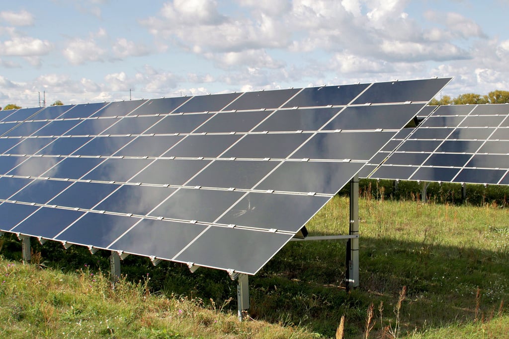 Die Sonne scheint und schon fließt günstiger Strom - für Einwohner der Gemeinde Burgstall jedoch erst in drei Jahren und wenn die Politik zustimmt.