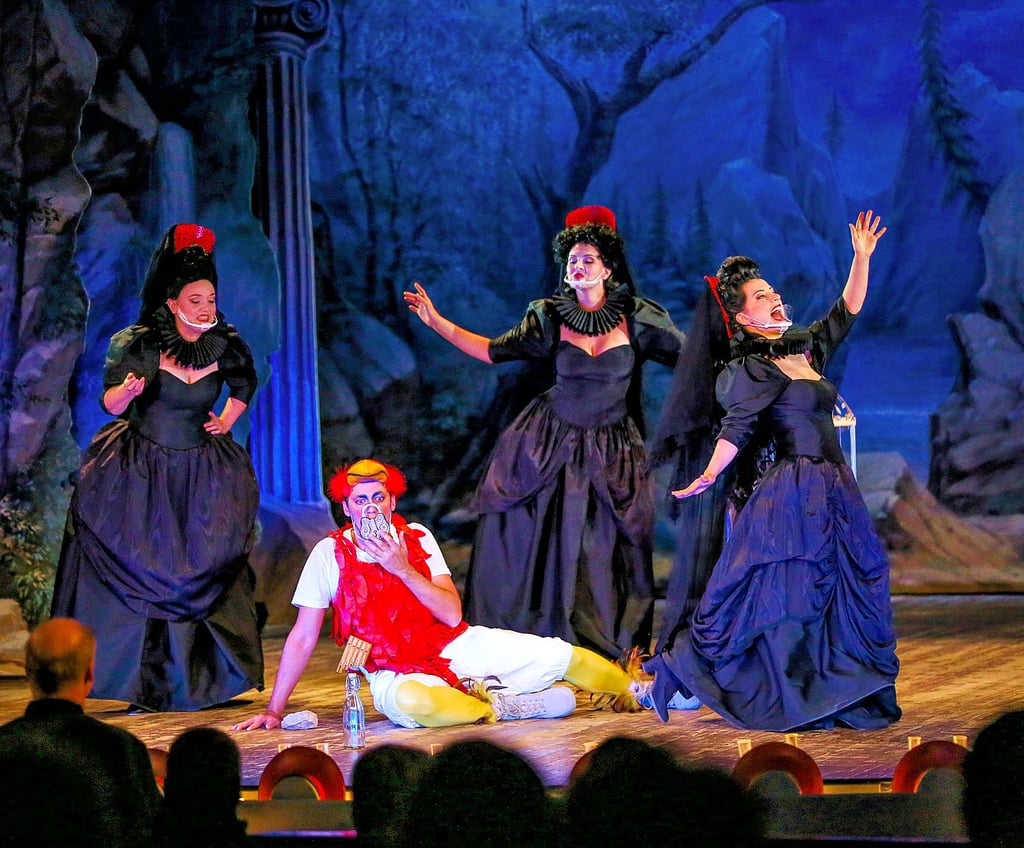 Papageno (unten) in der Zauberflöte im Goethe-Theater