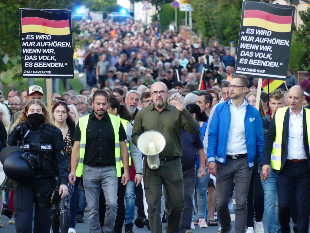 AfD-Landesvize Hans-Thomas Tillschneider (Mitte) bei einer Demo im Saalekreis. Aktuell ist er auf dem Weg in Ostukraine.