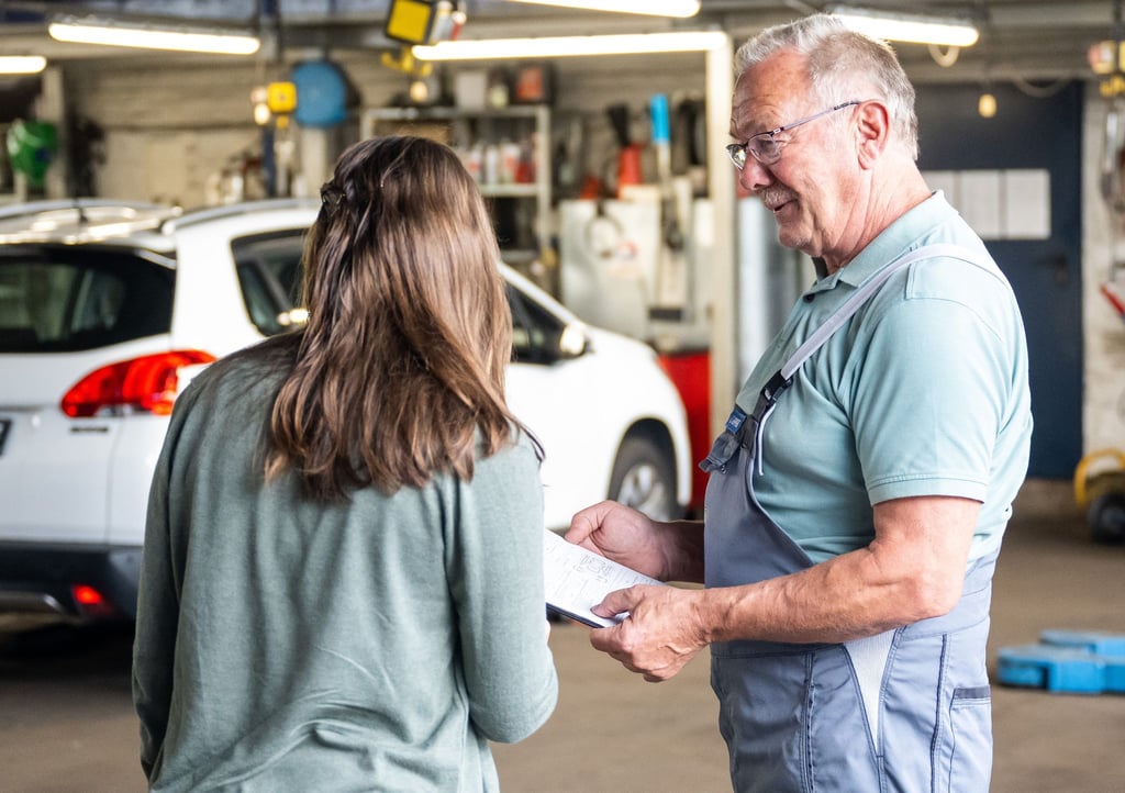 Rechtzeitig dran denken: Wer die Winterräder nicht selbst aufzieht, macht sich besser mit genügend Vorlauf einen Termin in der Autowerkstatt.