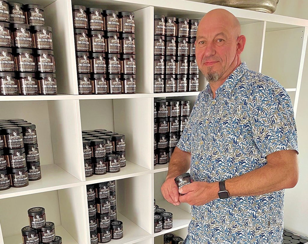 Thomas Jasmer von der Manufaktur Gourmet Garten Altmark bei Stendal zeigt seine Saucen.