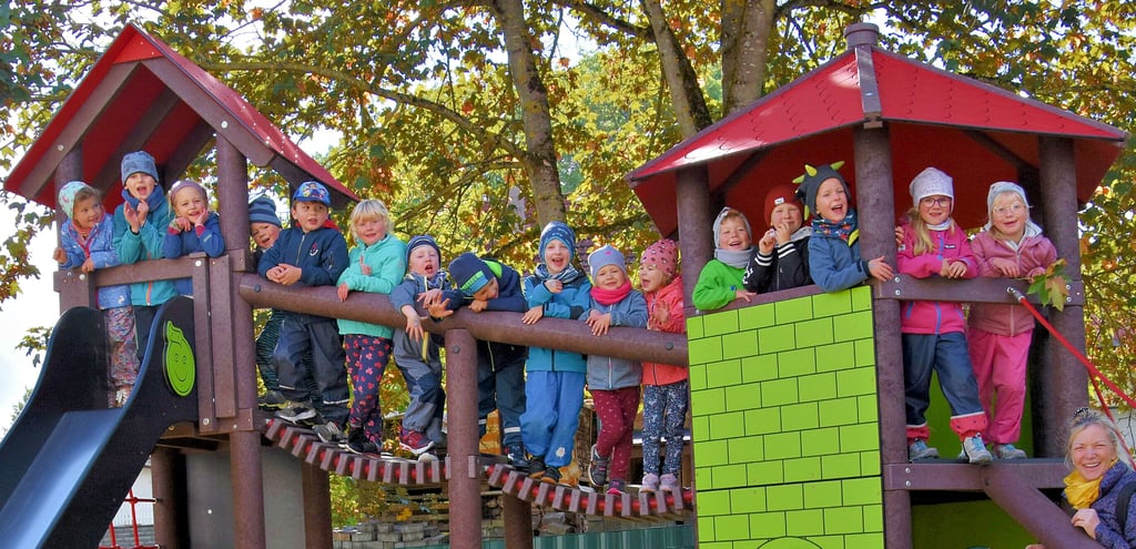 Die Kindergartenkinder der „Rappelkiste“ in Elbingerode freuen sich über ihren neuen Spielturm vor dem Haus.