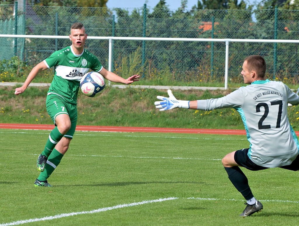 Justin Habel schließt hier ab, verfehlt aber das Tor. Die Grün-Weißen gewannen trotzdem ihr Spiel gegen Kemberg mit 2:1 und können sich über einen sehr erfolgreichen Saisonstart freuen.