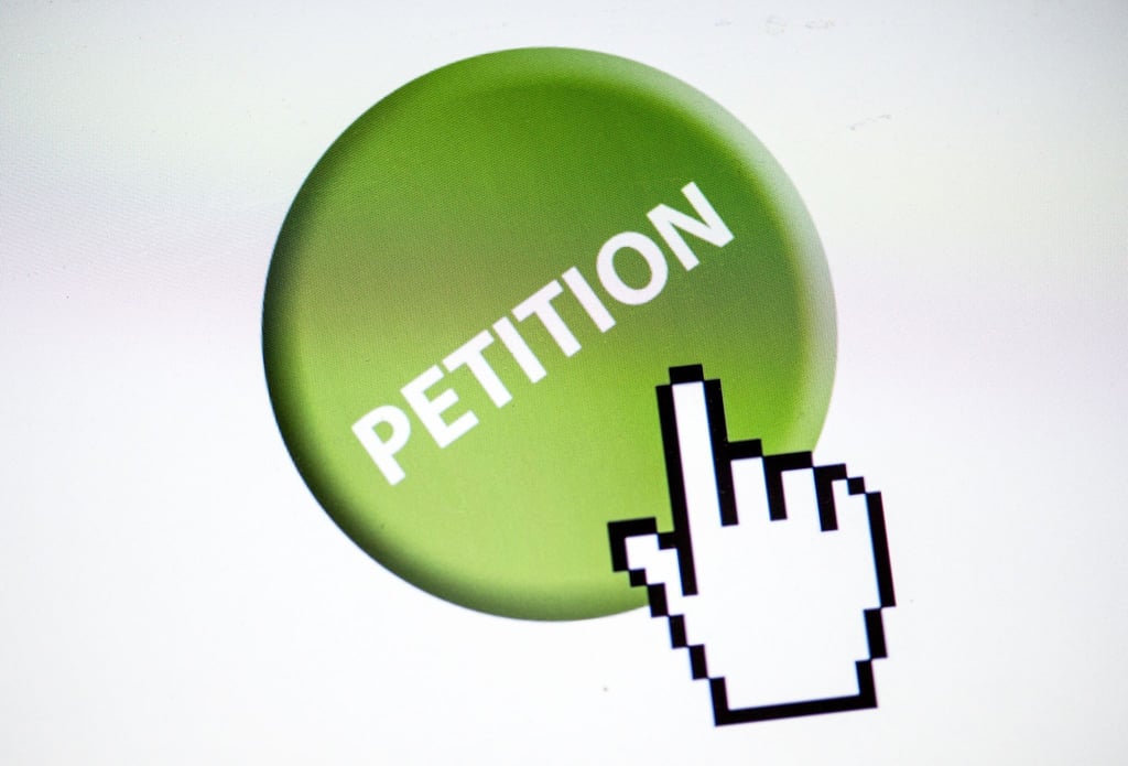 Das Wort „Petition“ steht auf einem Computerbildschirm auf einem Button.