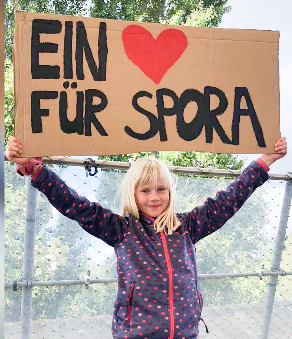 Das Dorf Spora hat beim Landeswettbewerb „Unser Dorf hat Zukunft“ die Silbermedaile gewonnen. Ein Alleinstellunsmerkmal für die Ort sind die beiden Kinderbürgermeister. Eine davon ist Nele Thierfelder, die am Samstag mit ihrem Plakat mit zur Auszeichnungsveranstaltung nach Magdeburg reiste.
