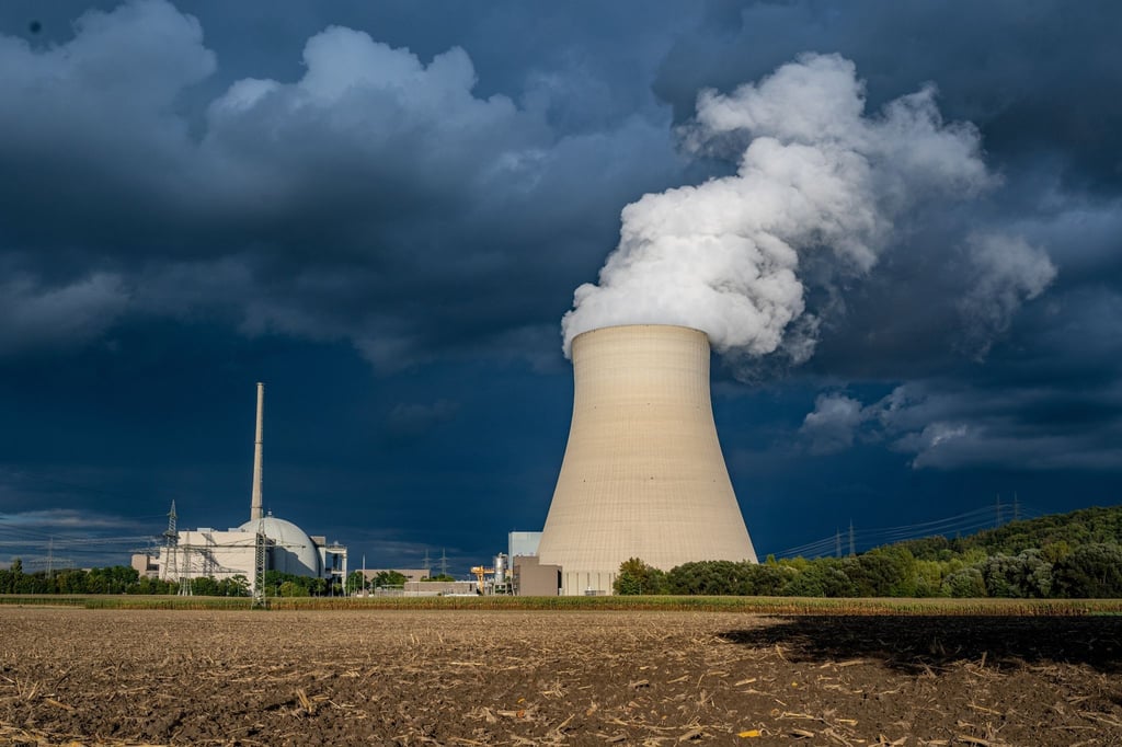 Wasserdampf steigt aus dem Kühlturm des Atomkraftwerks (AKW) Isar 2.