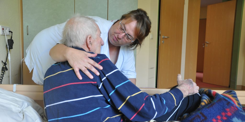 Bianca Baldin (hinten) pflegt einen Demenz-Patienten im AWO-Seniorenheim Am Frauentor in Zerbst. Rund 80 Prozent ihrer Gäste leiden unter der Krankheit. Berührungen und Kommunikation auf Augenhöhe sind wichtig.