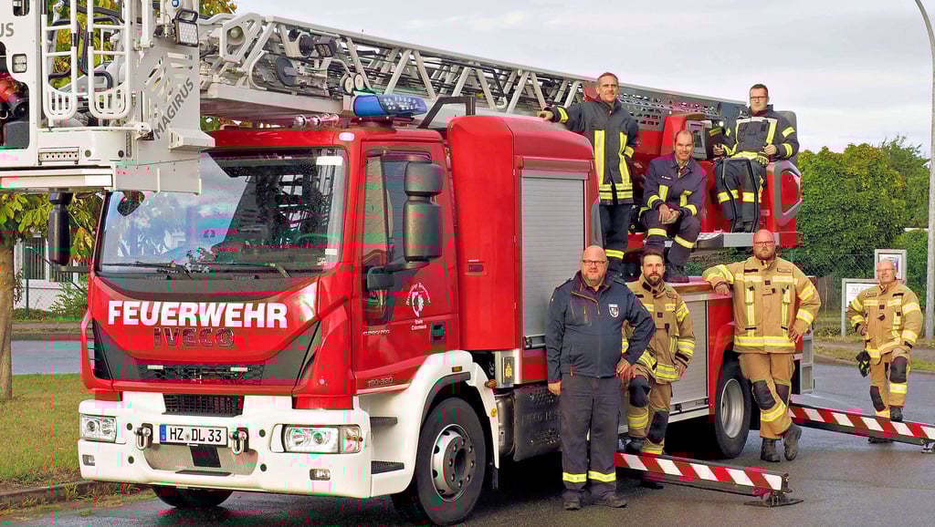 Das sind die Drehleitermannschaft und Wehrleiter nach einem weiteren Ausbildungstag mit dem Fahrzeug. Oben von links: Steven Markwart, Ortswehrleiter Marco Krenge und Michael Schneider. Unten von links: Olaf Chrost, Alexander Piehler, Henrik Roda und Uwe Büttner. Es fehlen Thomas Gille und Michael Patzak.