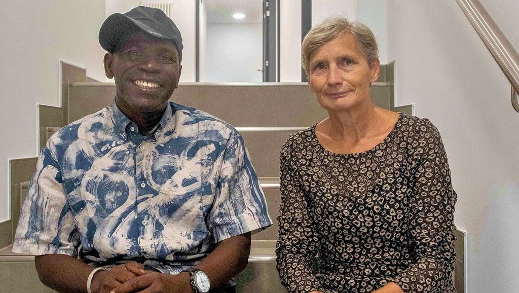 Ute Moritz mit ihrem Assistenten Omar Traoré zu Besuch in Wolmirstedt. Trotz des herbstlichen Wetters ist Omar im Hemd gekommen. Die Mütze muss aber sein. „Ich will nicht krank werden“, sagt er.