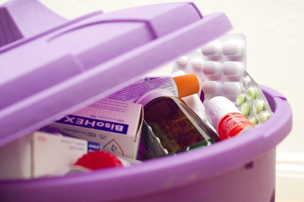 In vielen Gemeinden dürfen abgelaufene Medikamente im Hausmüll entsorgt werden. In die Toilette gehören sie auf jeden Fall nicht.