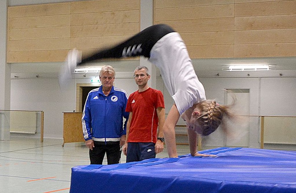 Fix das neue Trampolin vor die Matten in der Turnhalle Goldbeck geschoben und die Kinder legten los. Im Beisein von Jörg Spanier (links) und Samuel Steger.