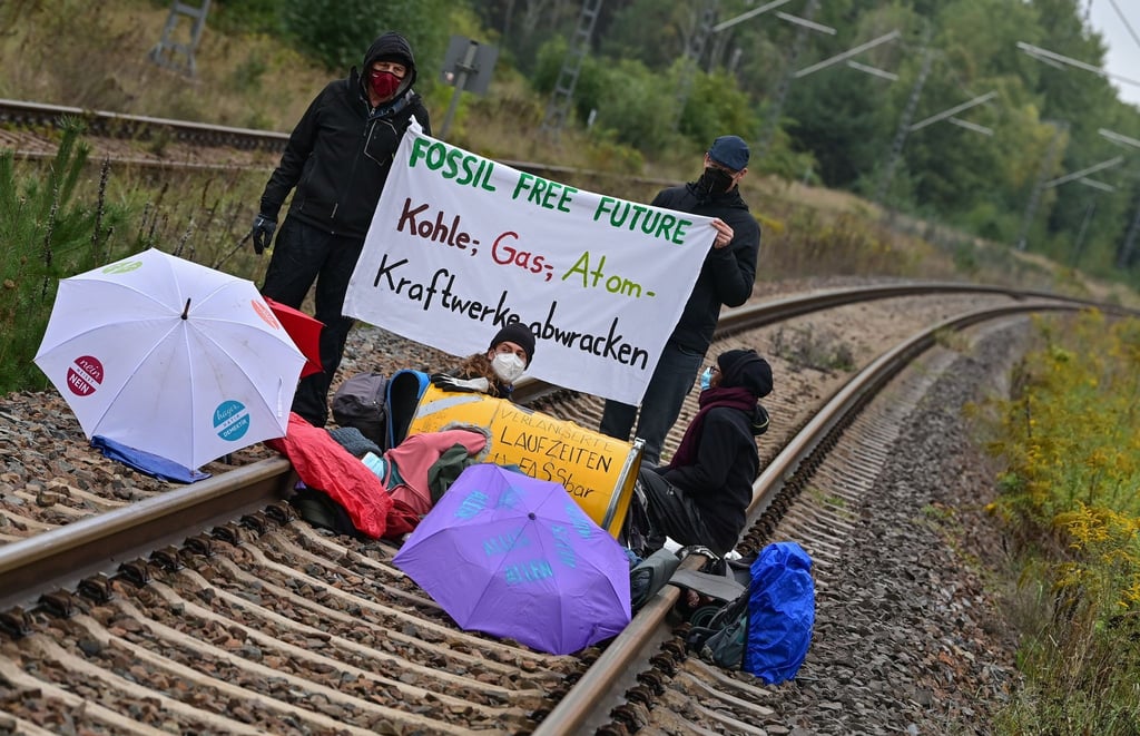 Klimaaktivisten blockieren am 19. September eine Gleisverbindung für den Transport von Braunkohle zum Kraftwerk Jänschwalde.