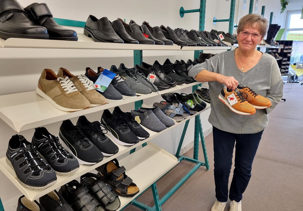 Es gibt noch Schuhe bei Edeltraud Mintus in der Havelberger Semmelweisstraße. Die Preise hat sie für den Räumungsverkauf stark heruntergesetzt. Noch bis zum kommenden Dienstag hält sie ihr Geschäft für Kunden geöffnet. Dann verabschiedet sie sich in den Ruhestand.