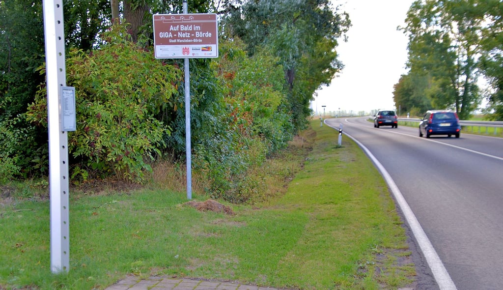 Treten die Stadt Frankfurter aus ihrem Ort heraus, stehen sie unmittelbar auf der viel befahrenden Bundesstraße 246. Etwa 200 Meter müssen sie auf der Straße bis zu einem Feldweg laufen, gerade mit Kindern eine gefährliche Kiste, für Rollstuhlfahrer unmöglich.